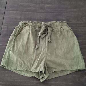 She in paper-bag shorts used forest green